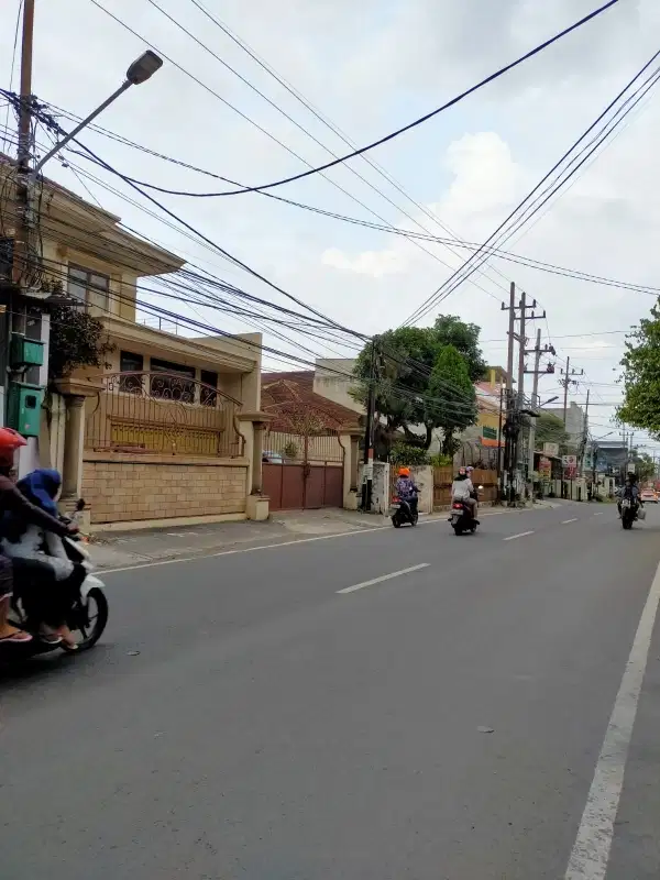 Rumah Mewah di Poros Jalan Cengkeh kota Malang