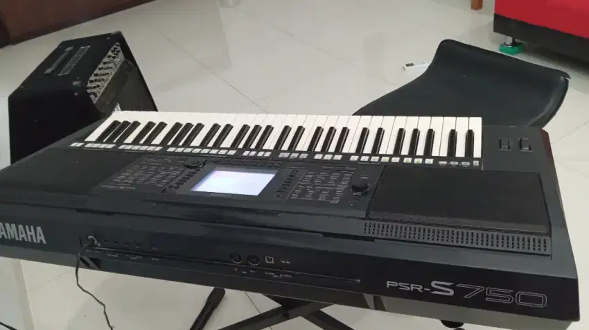 Keyboard yamaha psr s750