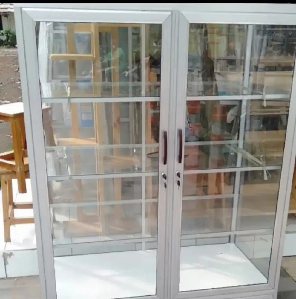 Etalase lemari kaca 2 pintu bukaan di tarik free ongkir surabaya