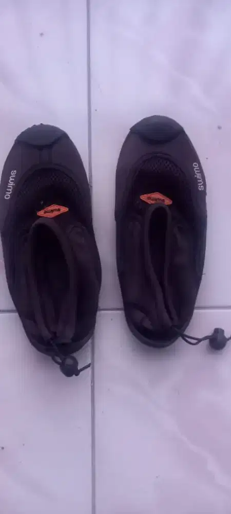 Sepatu pantai anti pasir