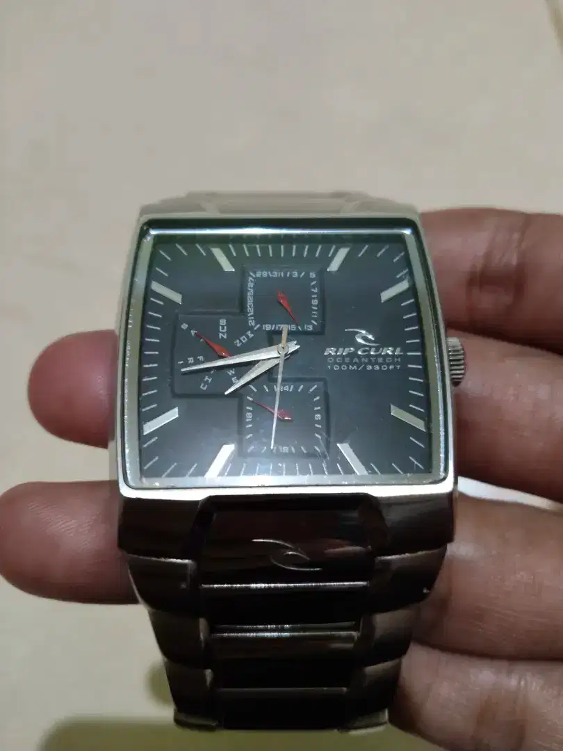 Jam tangan merk RipCuRL