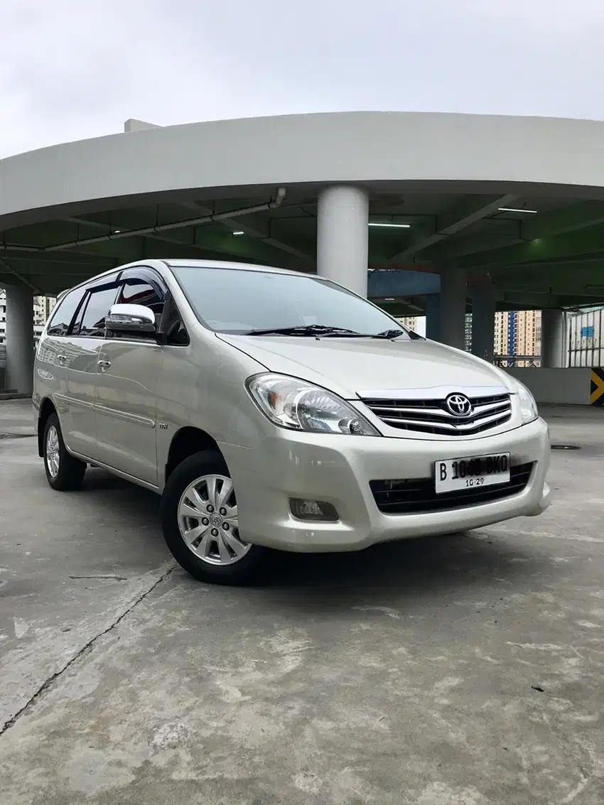 Toyota Innova 2.0V Luxury AT Bensin Th 2010 Silver Terawat Sekali!!