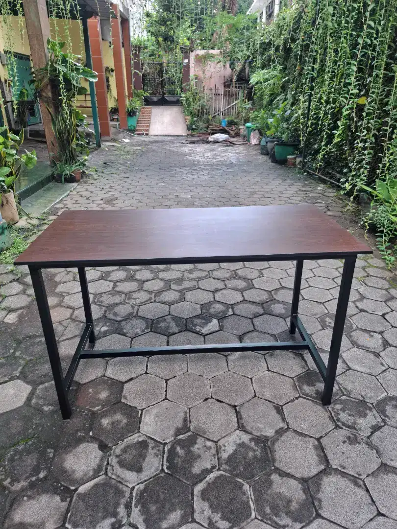 Meja makan industrial