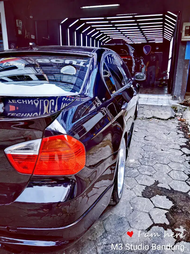 BMW E90 320 (Hitam metalik)