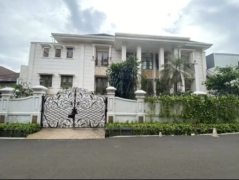 Dijual Rumah Mewah Dengan Private Swimming Pool Di Widya Chandra