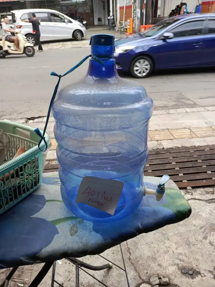 Galon Aqua sudah ada kran nya jadi mudah utk dipake nya