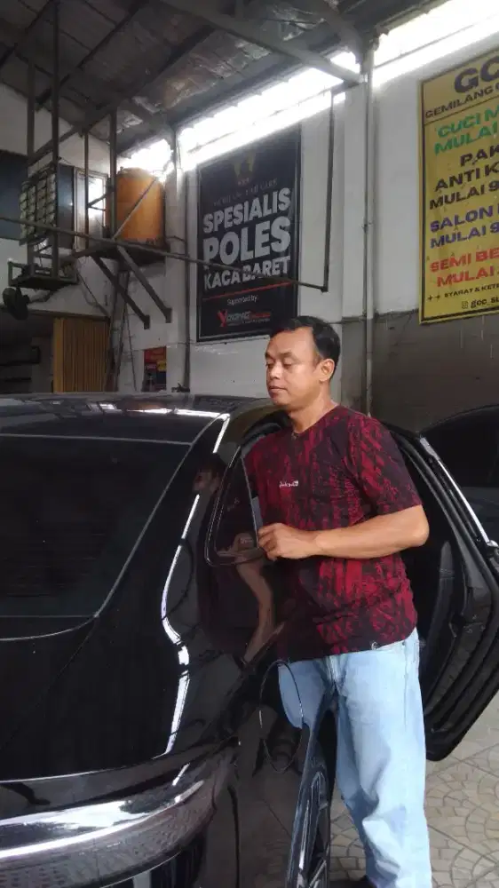 Kaca film hitam pekat