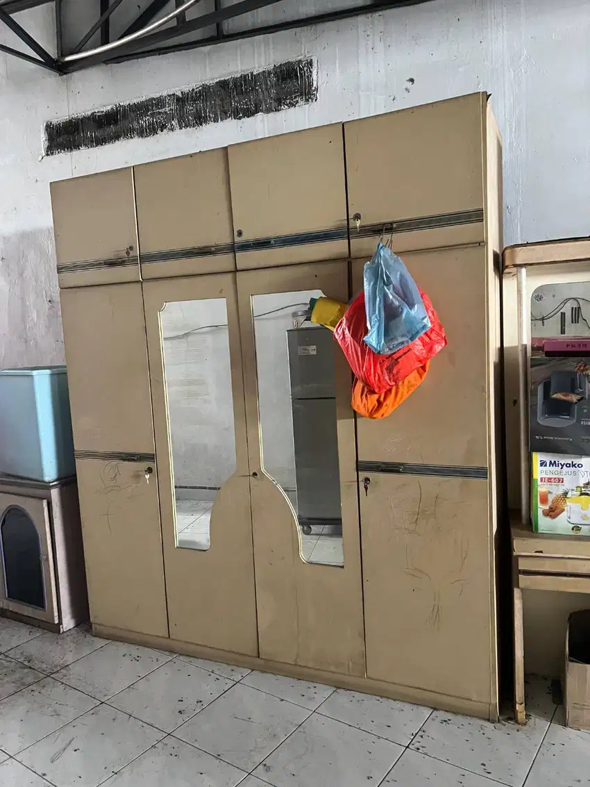 Lemari Baju 4 pintu dan Meja Rias