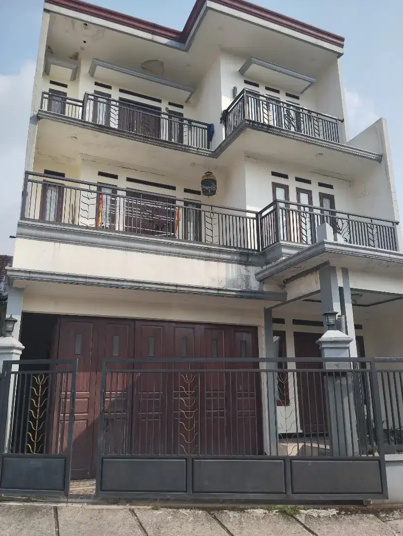 dijual rumah lantai 3