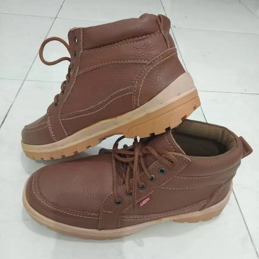 Sepatu boot kulit JUGER