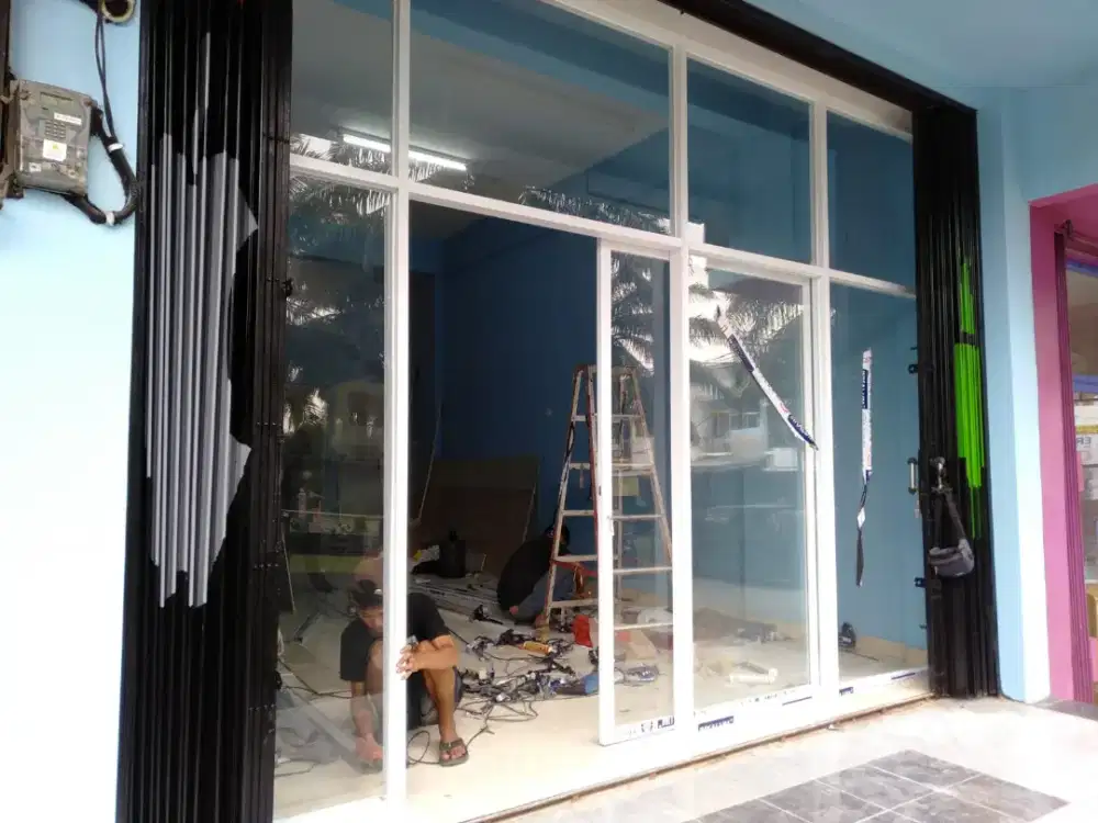 Tukang partisi kaca