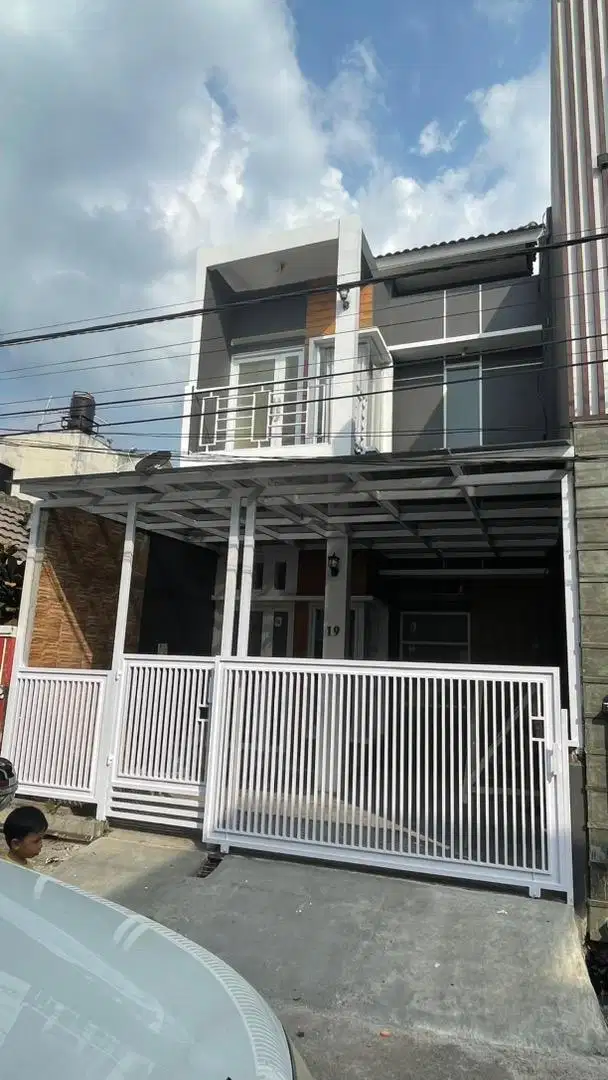 Disewakan rumah 2 lantai semi furnish bumi adipura samping summarecon