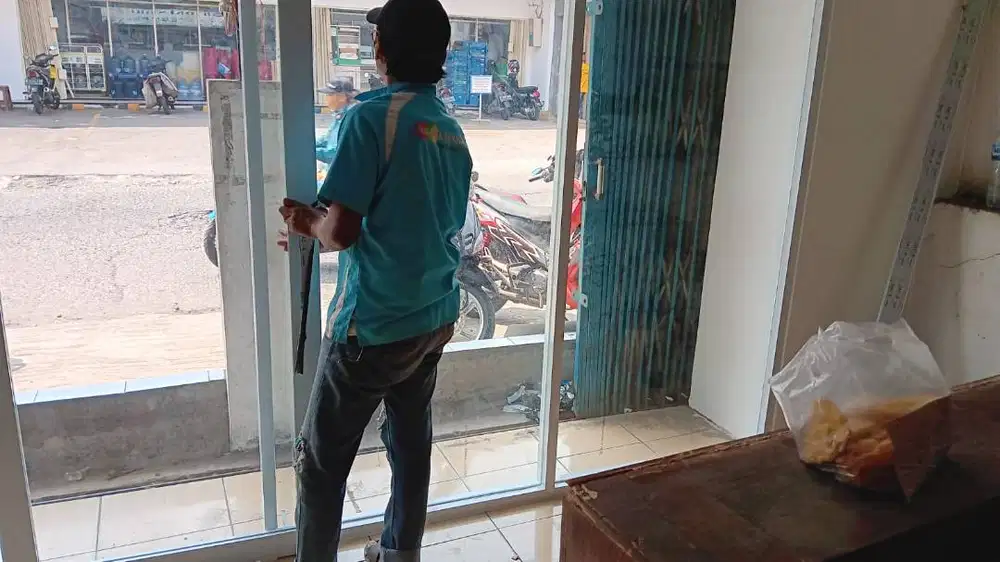 Pasang Kusen Alumuniu + Pintu + Jendela + Partisi Gypsum