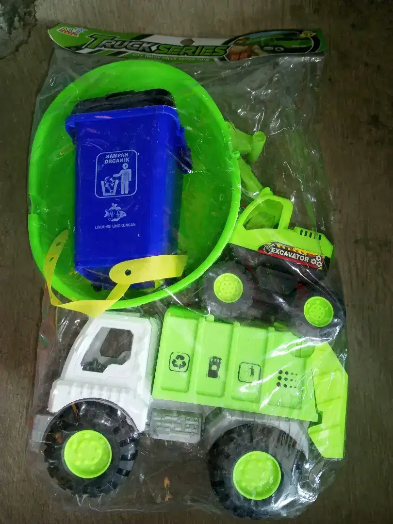 Mainan Anak Truk Sampah Set Helm