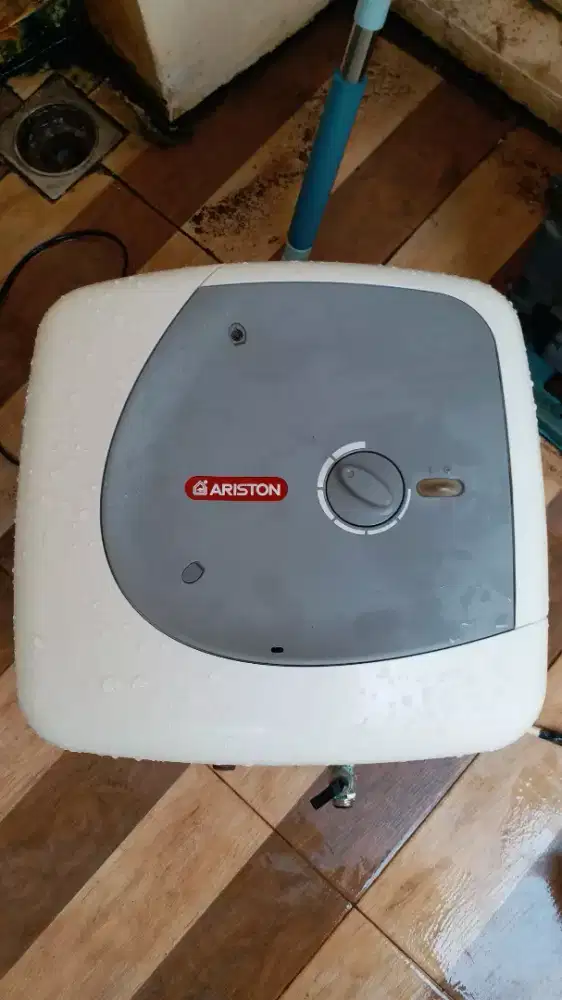 Water heater ariston 15 L. Dan kran toto  air panas dan dingin