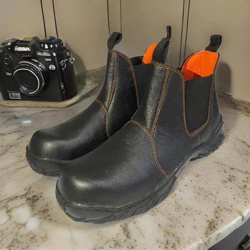 Sepatu Safety Baru sisa office byk Tahan Api dan Ujung Besi