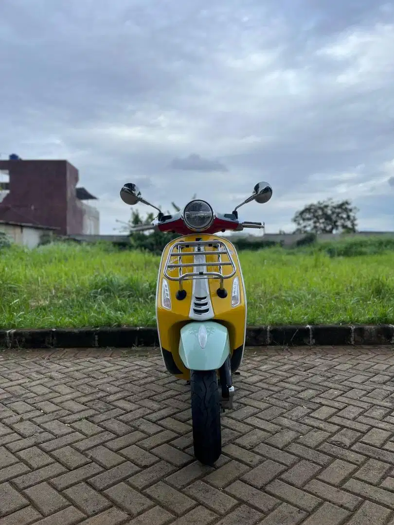 PIAGGIO VESPA PRIMAVERA SEAN WOTHERSPOON 2019