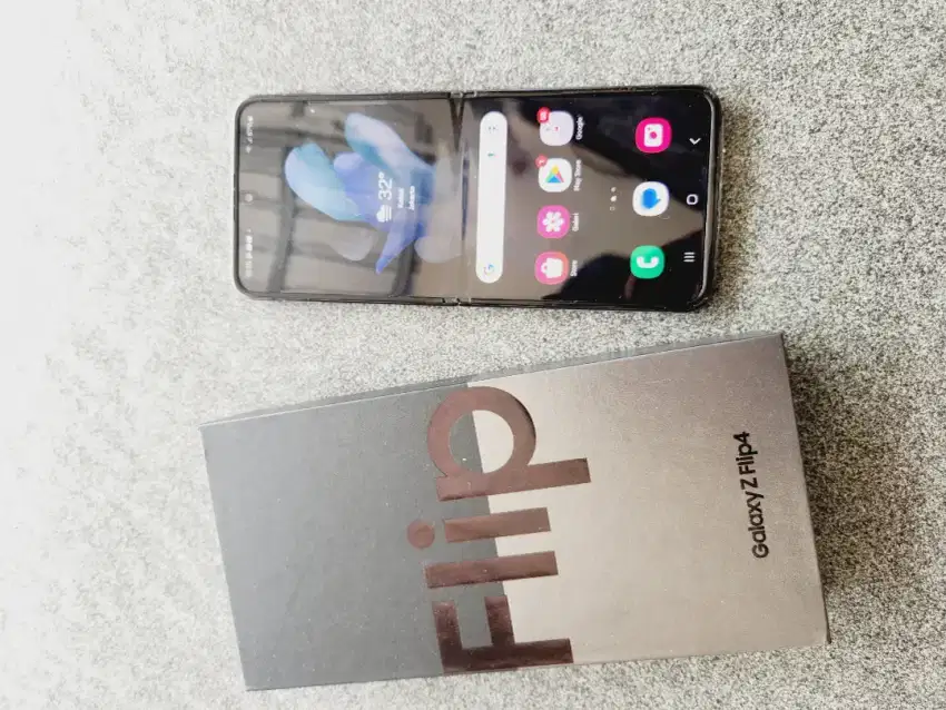 Samsung z flip 4 128gb 5g lte second Lengkap bisa tt ya kk