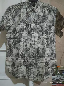 Kemeja lengan pendek motif unik