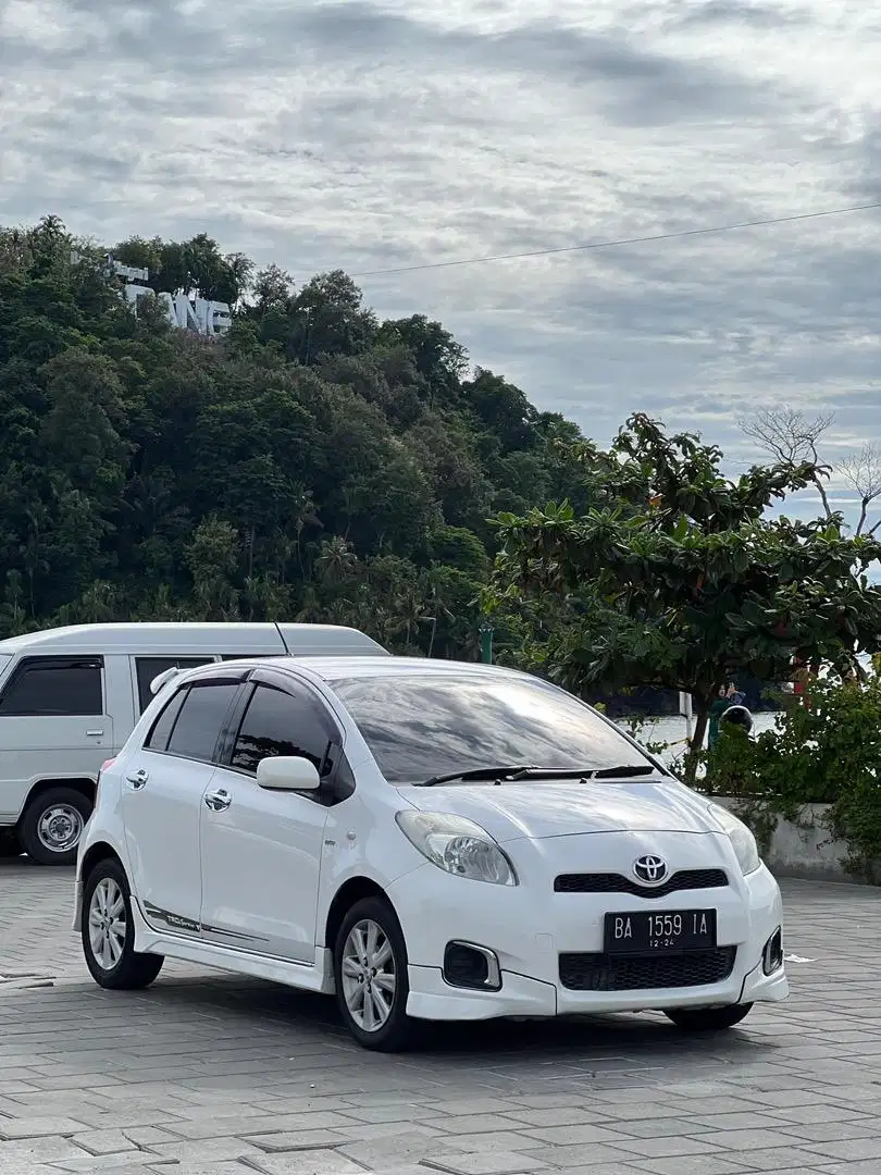 Toyota Yaris E 1.5 Matic 2012