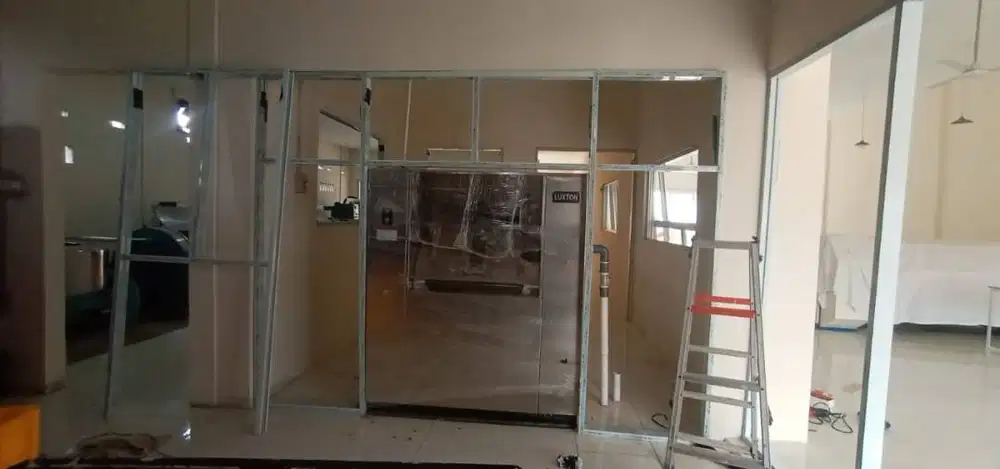 Pasang Partisi - Plafon Gypsum  / PVC + Kusen Jendela Alumunium  + Cat