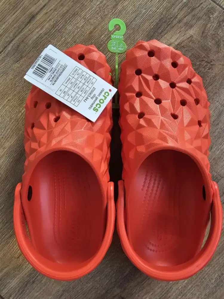 Sendal crocs classic geometric