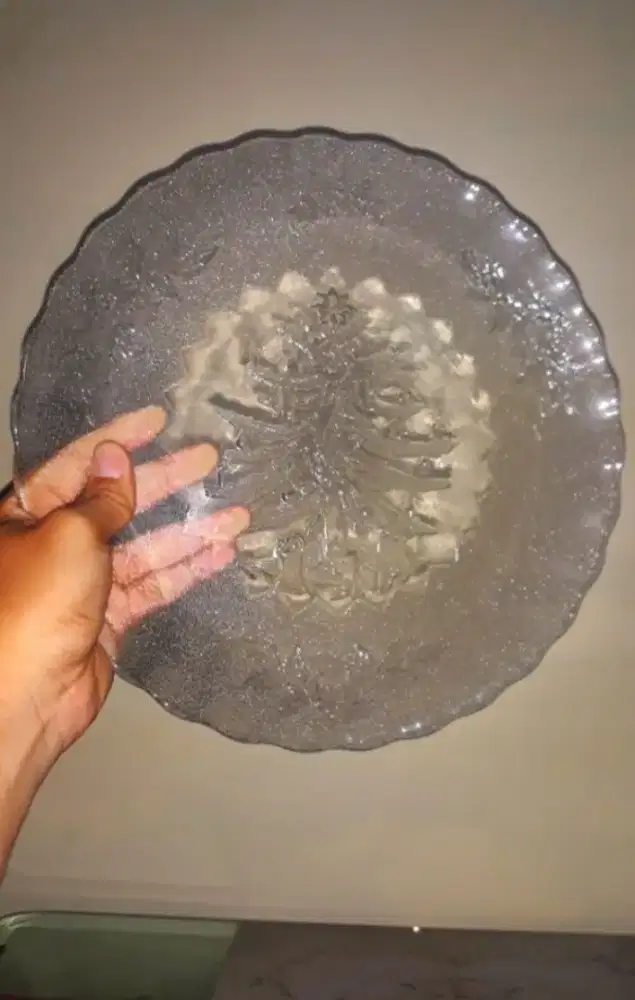 Piring bening ukiran pohon natal