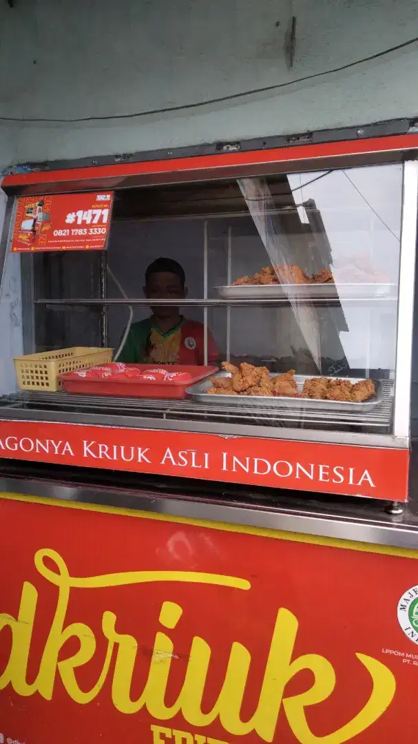 Pegawai untuk jualan ayam goreng dkriuk