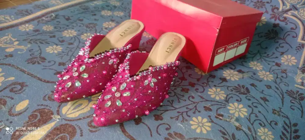 Special sepatu brukat payet dan kebaya slendang