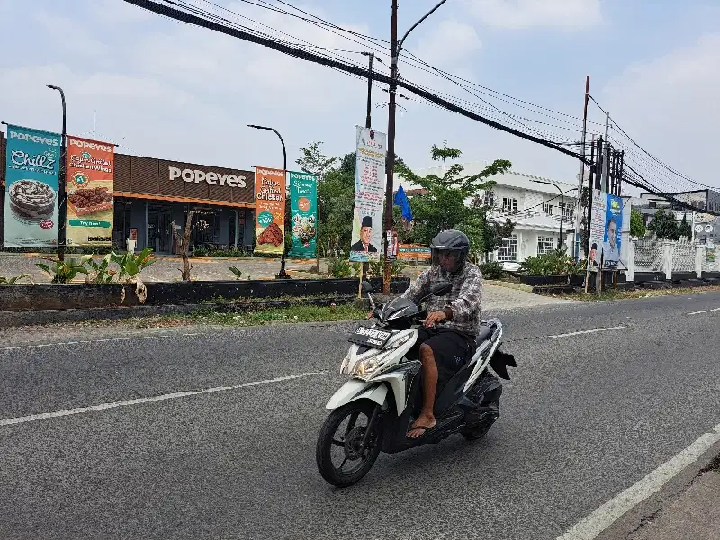 Rumah di pinggir jalan Raya , toll jatiwarna