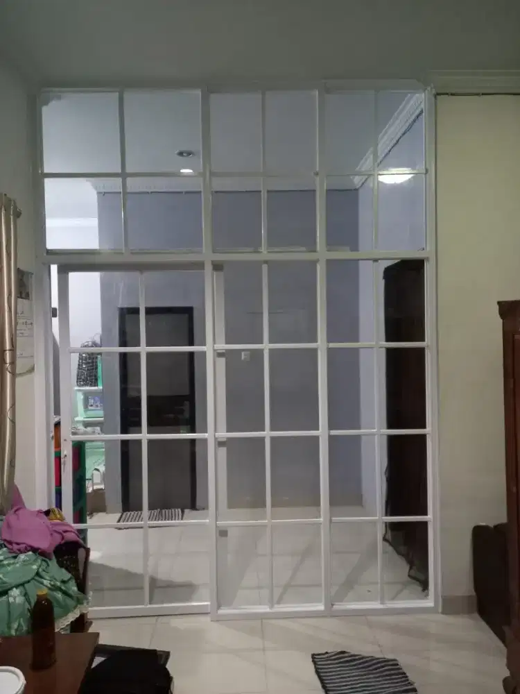 Partisi kaca dan pintu