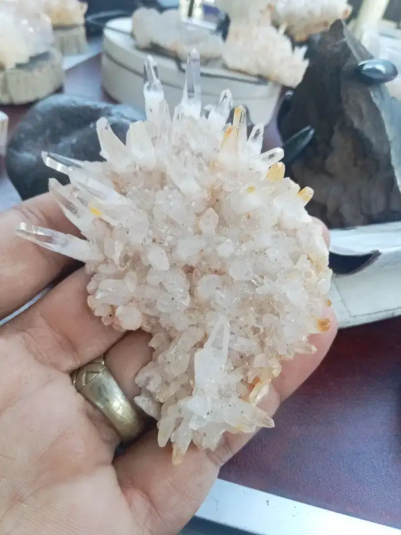 Batu quartz crystal cluster atau kristal kecubung rumpun alami