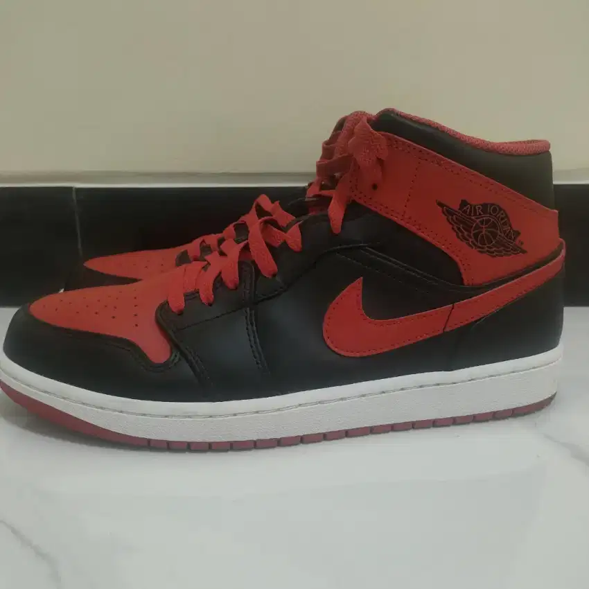 Nike Air Jordan 1 Mid Alternate Bred