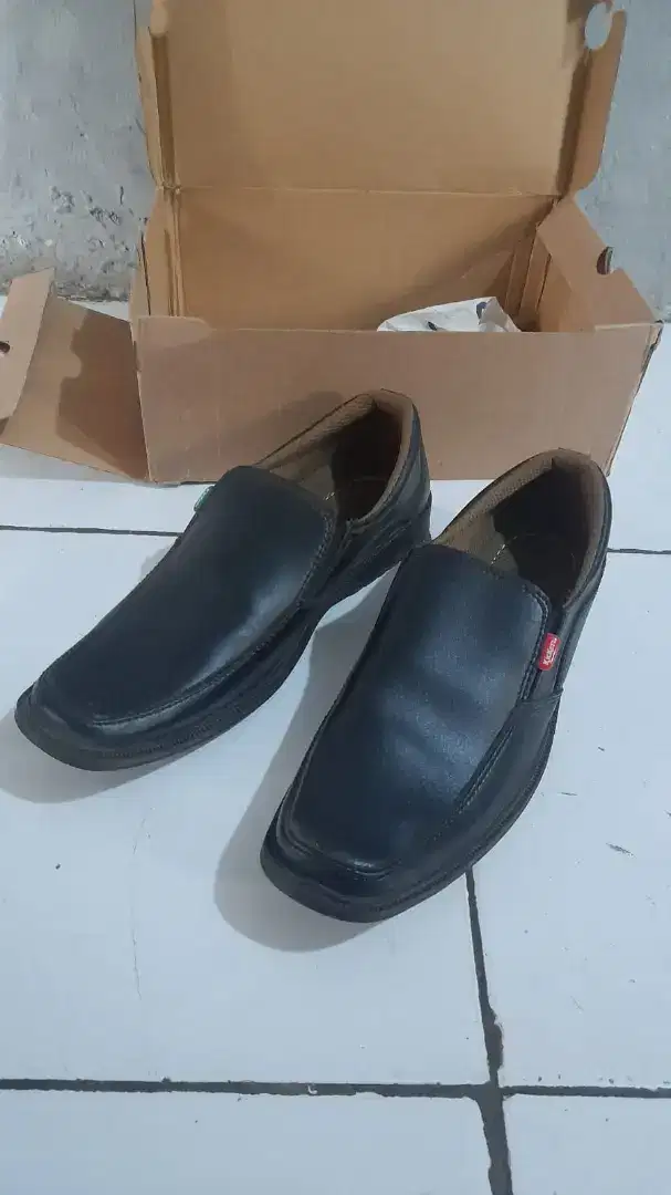 Sepatu pantofel ukuran 41