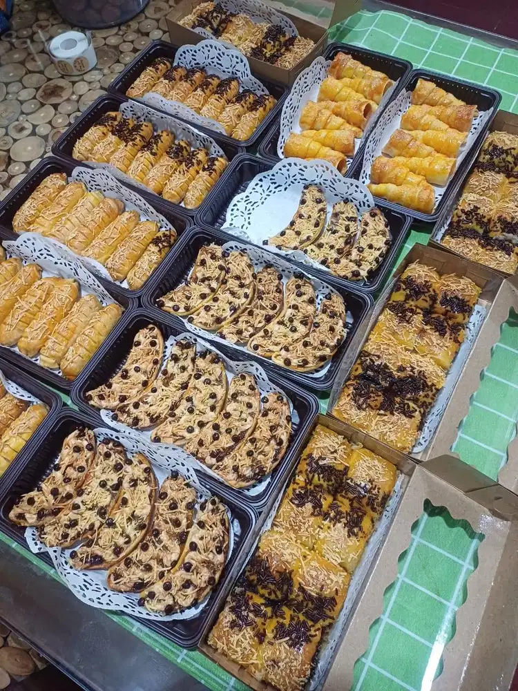Bolen pisang,strudel,bolen lilit,banana crispy,choco cheese roll