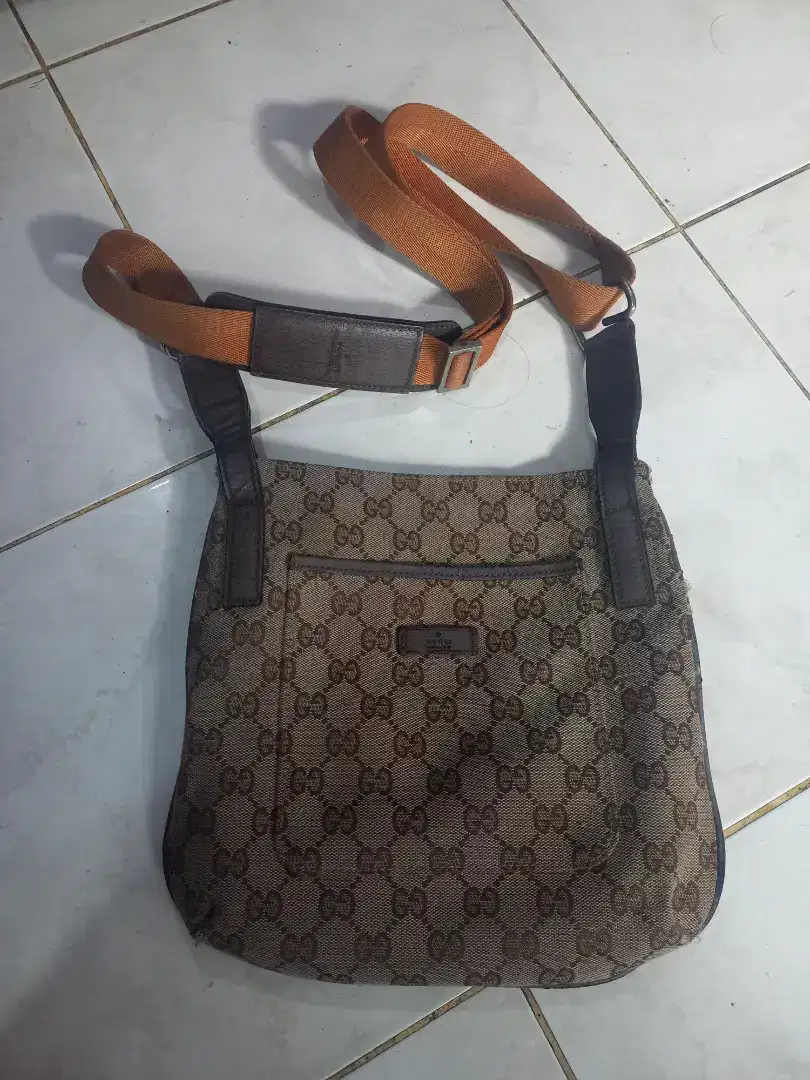 Tas slempang gucci