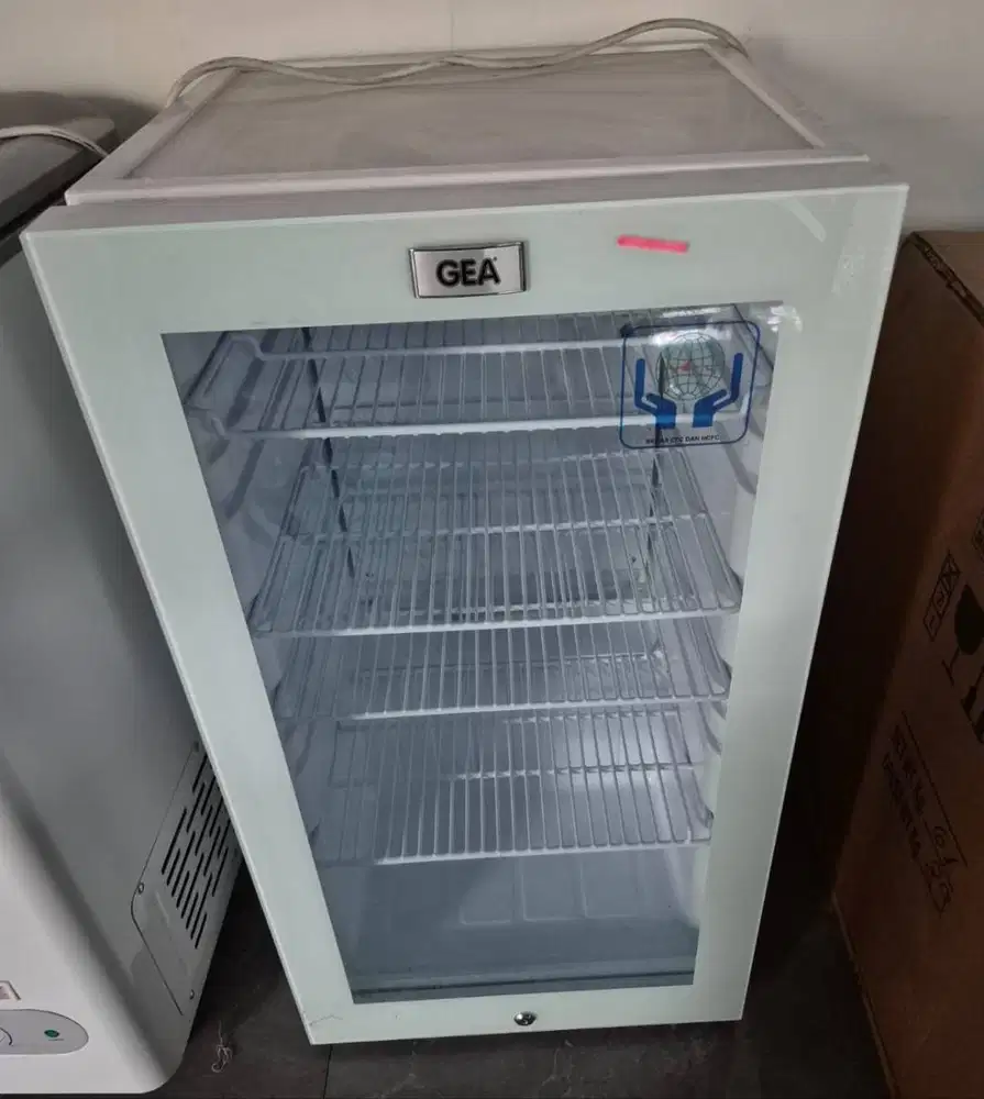 Lemari pendingin / Kulkas GEA