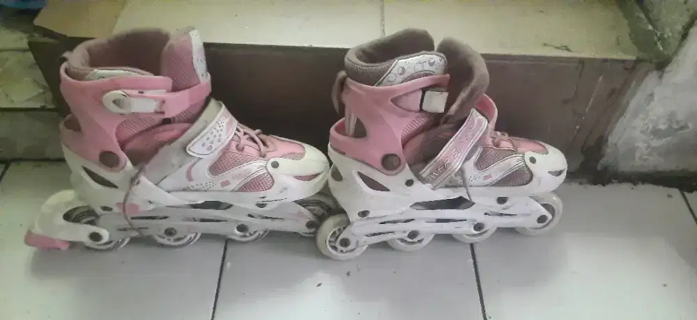 Sepatu roda pink ex anak cewe