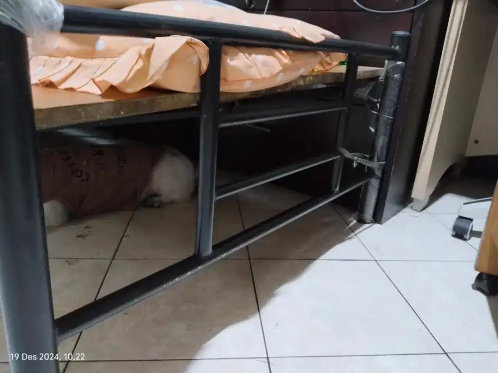 Perlengkapan ranjang besi. Jarang pakai