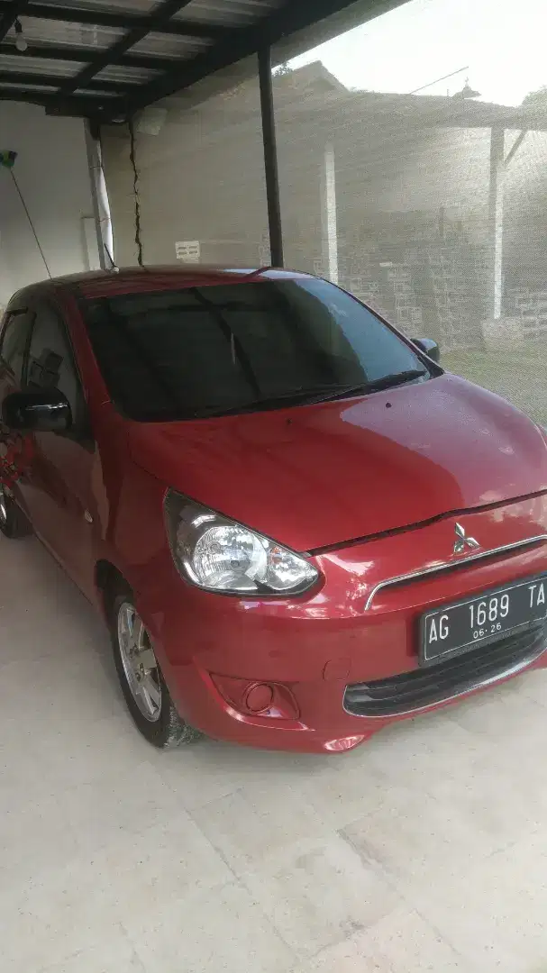 Mitsubishi Mirage tahun 2015 merah maroon