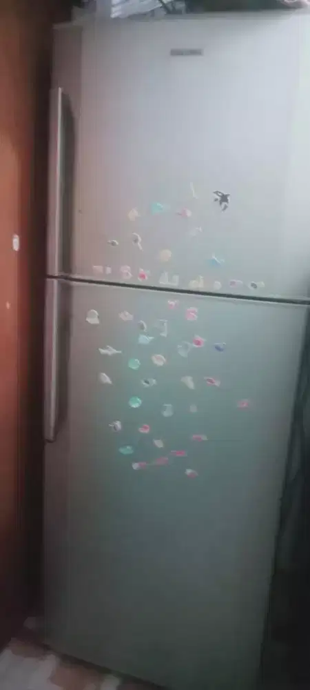 Di jual hari ini kulkas 2 pintu merk Hitachi buatan jepang