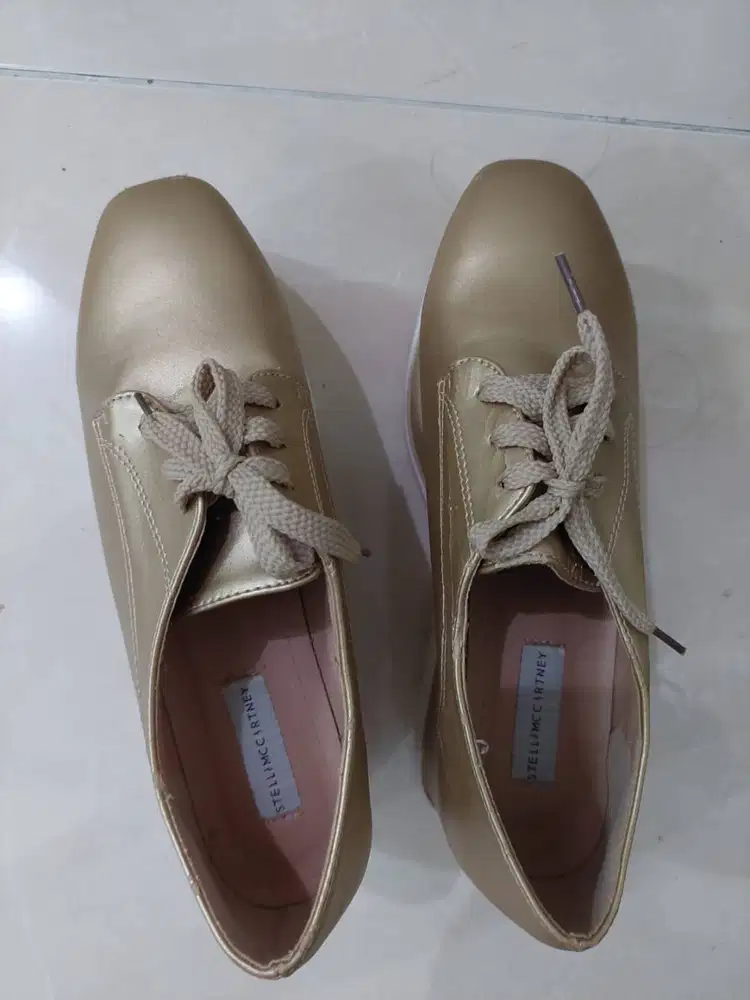 Sepatu Emas Wanita (Bekas)