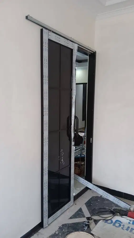 Pasang Partisi Gypsum + Kusen Pintu Alumunium WPC Moulding Mamer PVC