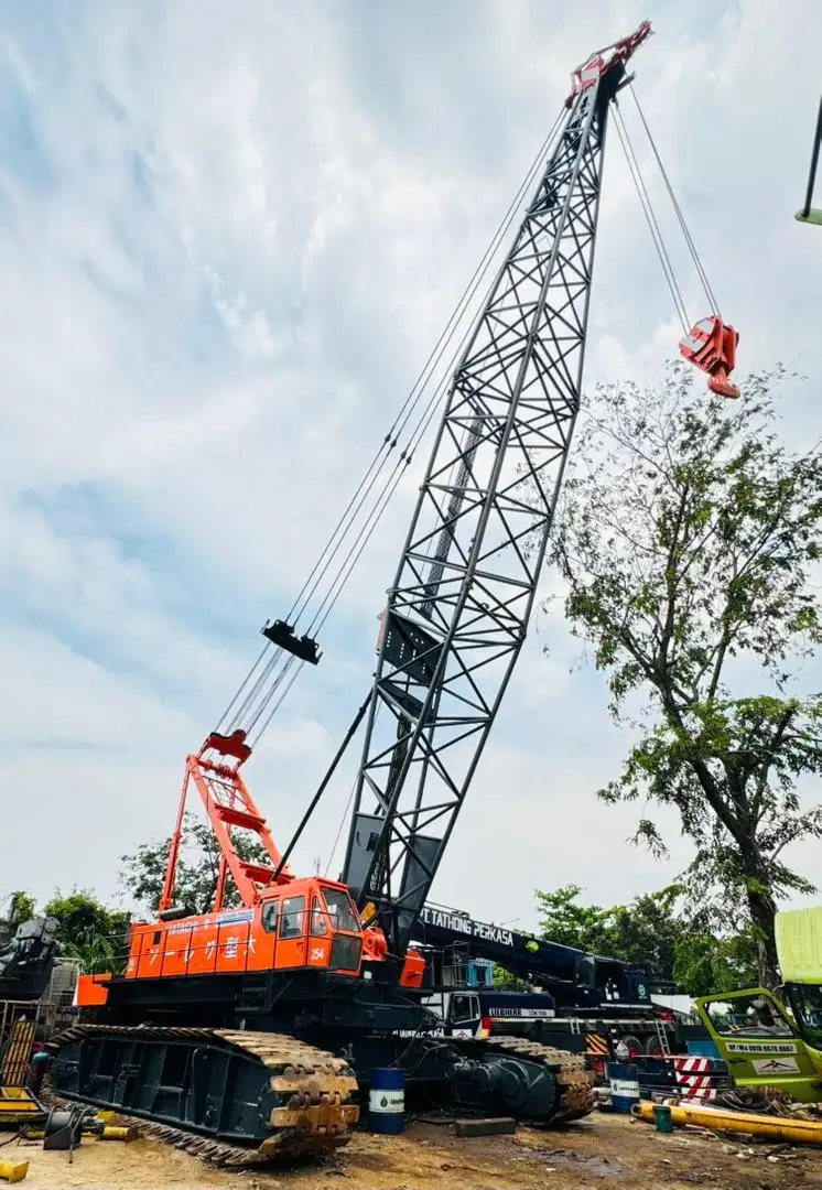 HITACHI Crawler 200 Ton