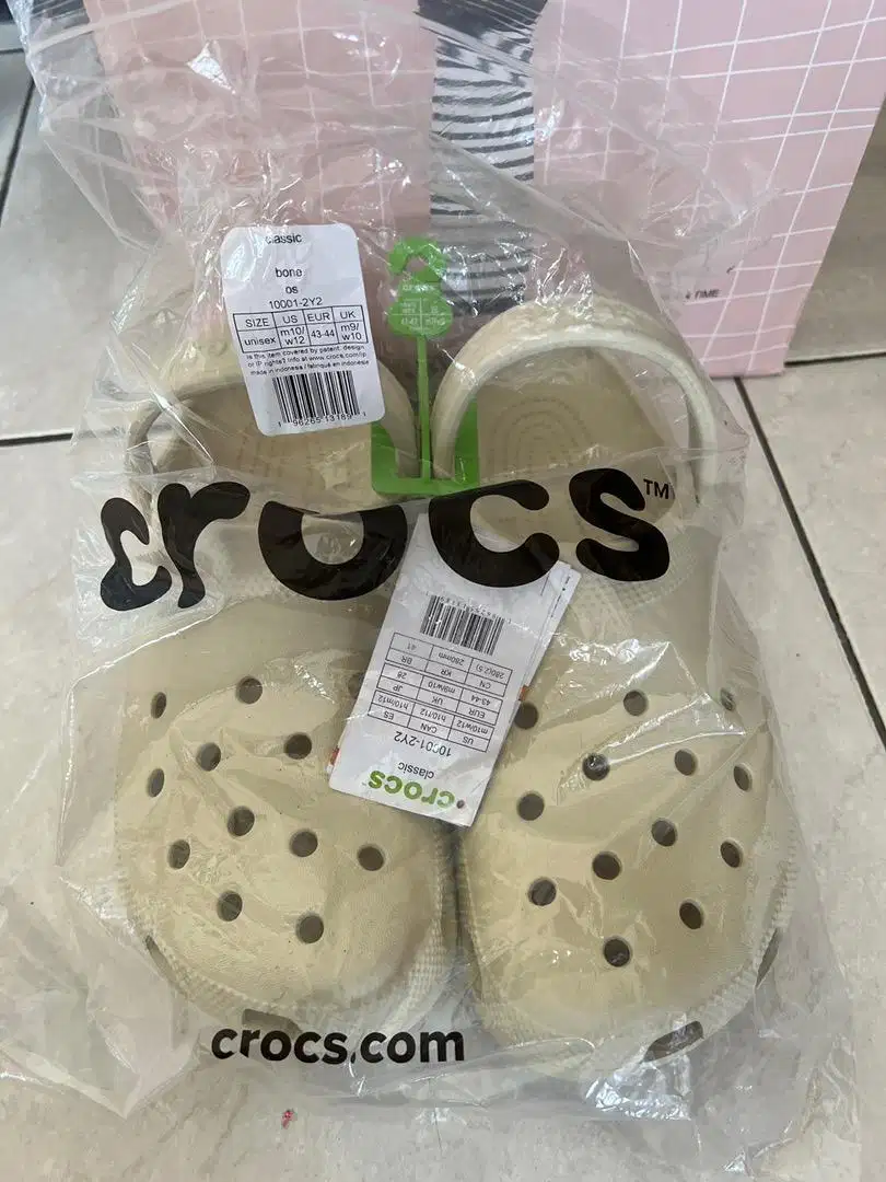 Sandal crocs asli baru