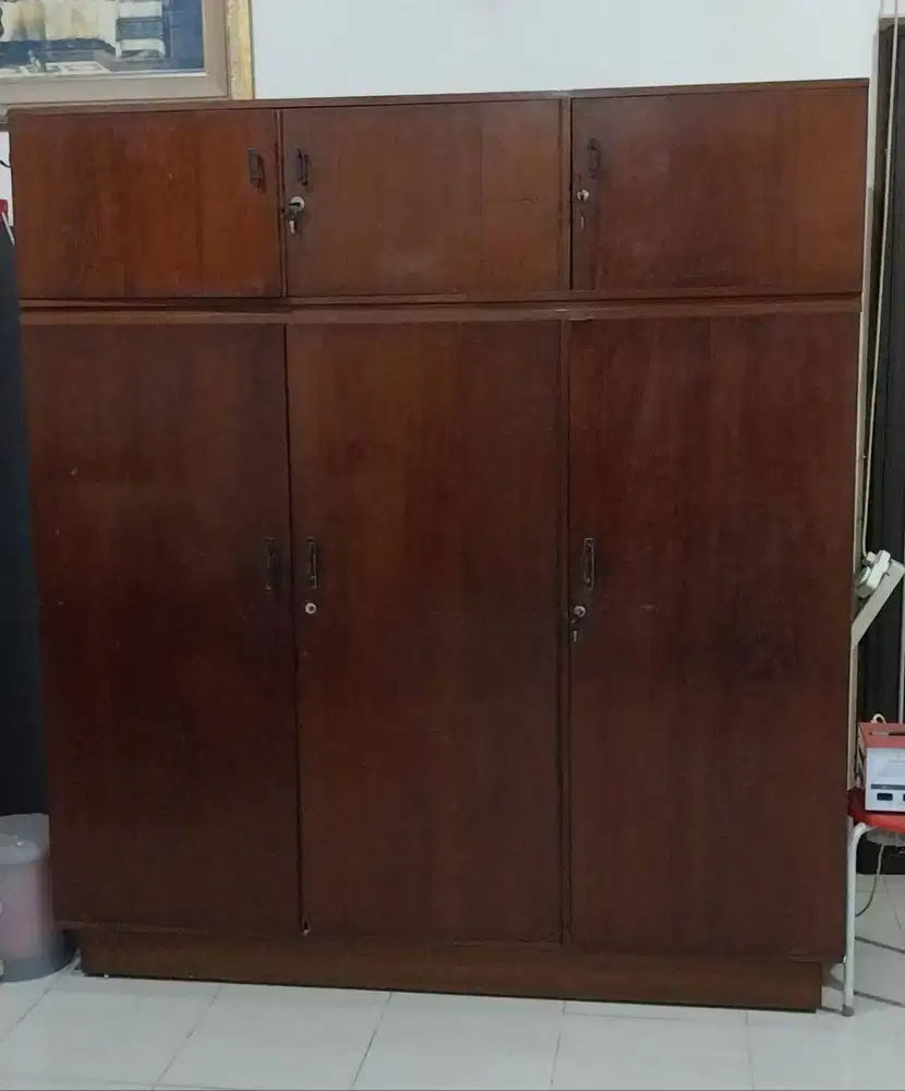 Lemari Pakaian Jati Tua