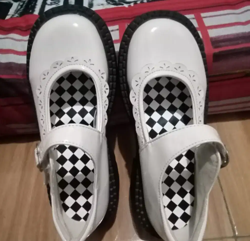 Sepatu wanita docmart