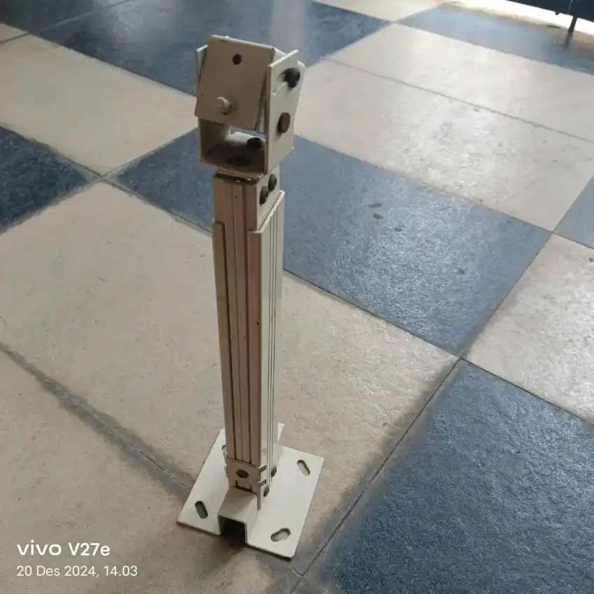 Briket proyektor putih