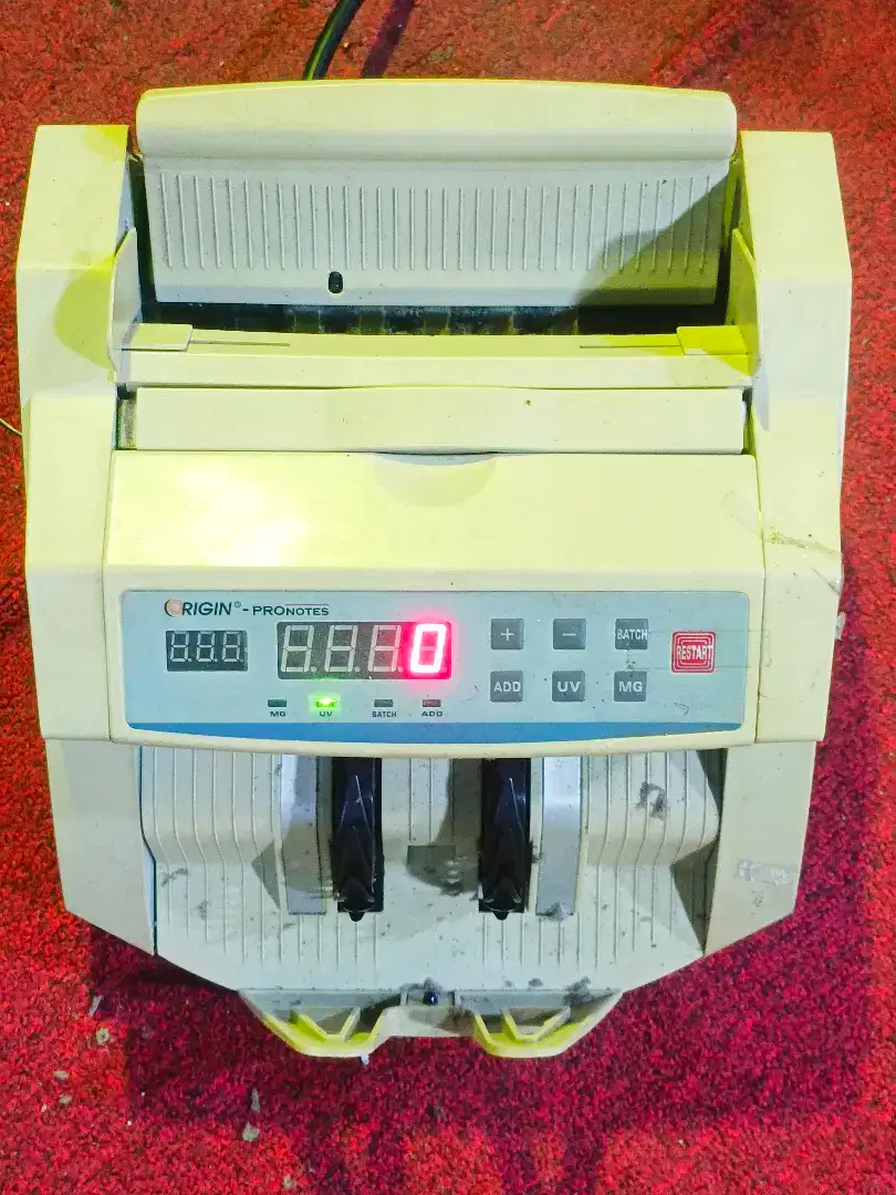 Mesin hitung uang model manual