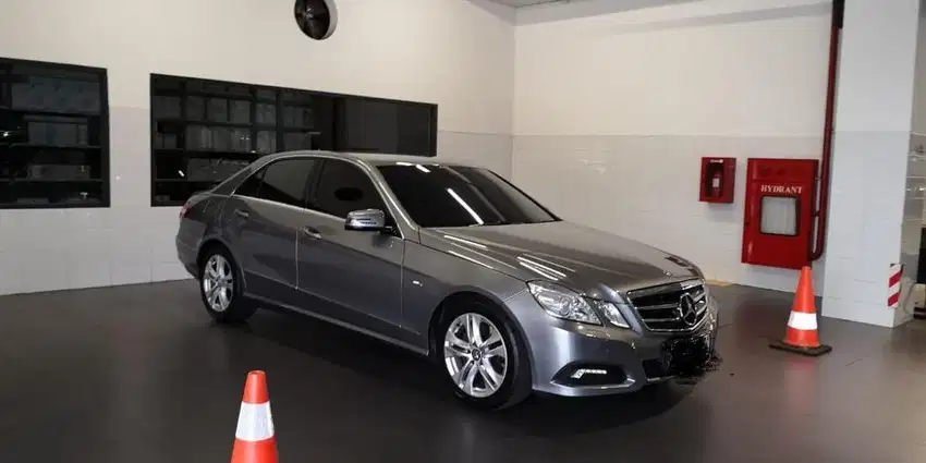 Mercedes Benz E250 Abu-abu metalik